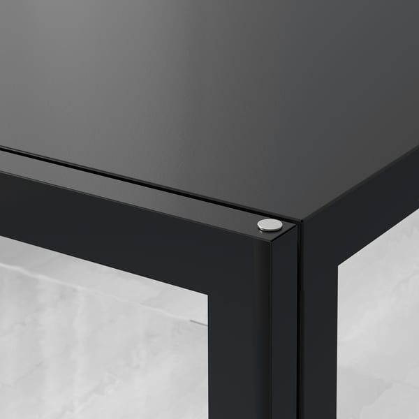 Svart metallhörn på MILSBO-skåpet, elegant och robust, med rena linjer och ett säkert lås.