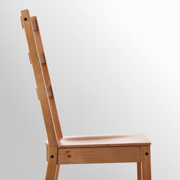Trästol med högt ryggstöd och böjd sits för komfort, designad för långvarig användning.