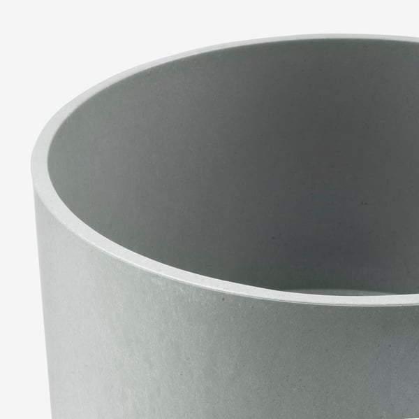Stor, elegant, modern planteringsmaskin; cylindrisk form i dämpad grönaktig nyans, slät konsistens; Verkar lätt men ändå hållbar.