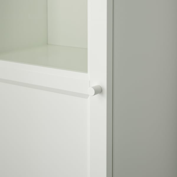 Vitt skåp med frostad glasdörr, som visar modern design och kvalitetshantverk.