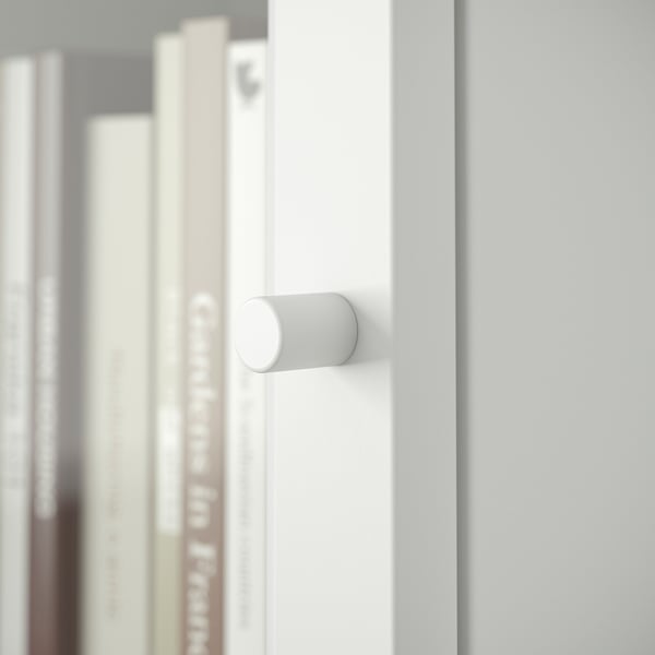 Rent, modernt handtag på skåpsdörren. Mjuk, cylindrisk design i minimalistisk stil.