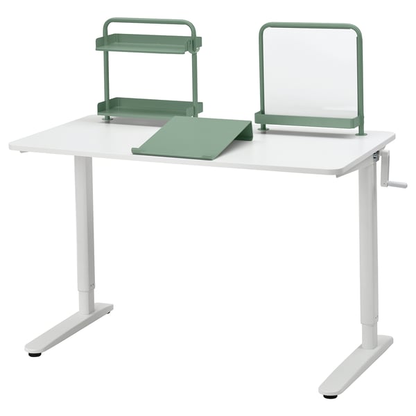 RELATERA justerbart barnskrivbord med gröna tillbehör, vit topp, vevhandtag, organisatör och magnetstav.