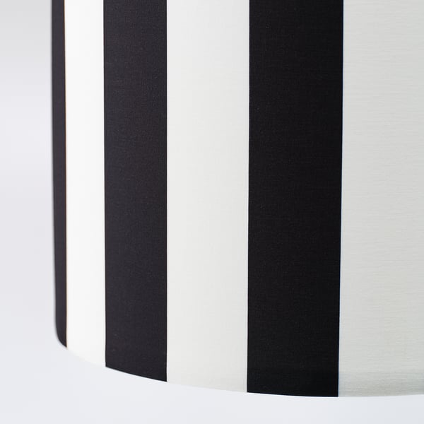 Svart- och vitrandig lampskärm, som visar upp kvalitetstyg och exakta ränder.