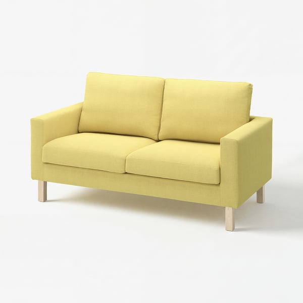 Gul modern soffa, slanka träben, boxig design, bekväma kuddar.