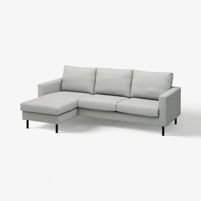 SALTSJÖBADEN ljusgrå soffa, modern med schäslong, rektangulära kuddar och mörka träben.