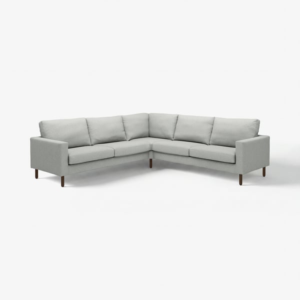 Ljusgrå hörnsoffa, modern design med träben, mjuka kuddar, perfekt för mysiga utrymmen.