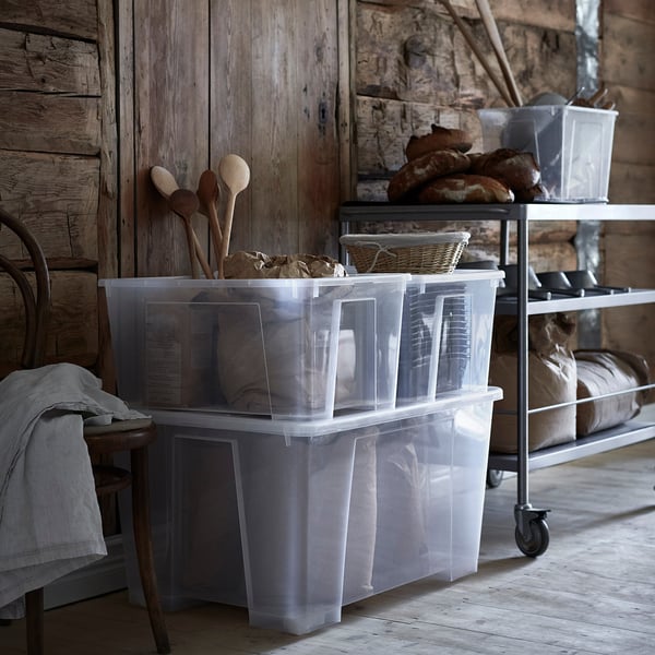 Genomskinliga förvaringslådor i plast på hjul, perfekta för att organisera och flytta tunga föremål.