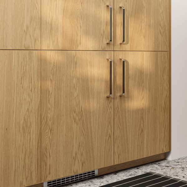 Träskåp med ekfanerfinish, guldhandtag och en massiv träkant, arrangerade i en modern design.