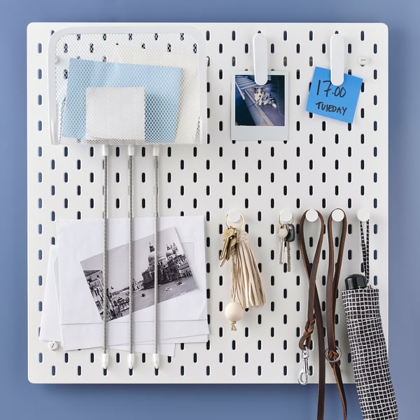 Vit SKÅDIS pärlplatta med krokar som håller nycklar, tillbehör, foton och anteckningar.