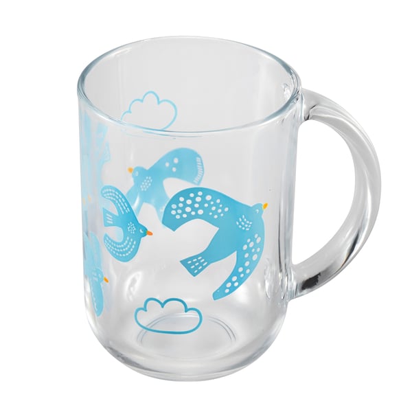 Mugg i klart glas med blå fågeldesign, vilket förbättrar dess estetik samtidigt som klarhet och funktionalitet bibehålls.