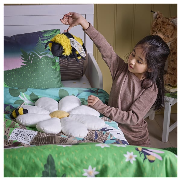 Barn som håller SKOGSDUVA bileksak med ögla.