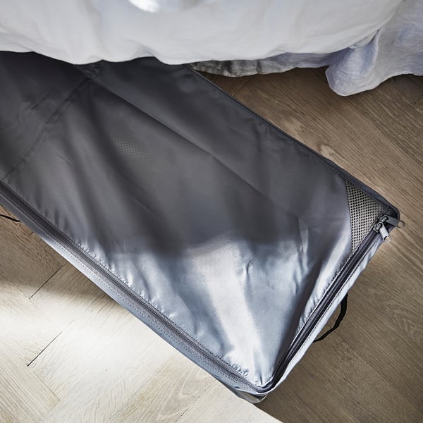 Svart förvaringsfodral under sängen, rektangulärt, handtag med dragkedja, med nätfickor.