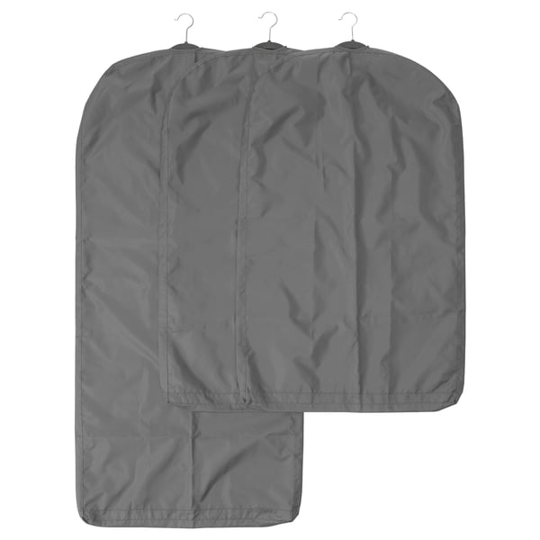 Tre grå klädpåsar i olika längder hängande; Designad för resor, tillverkad av återvunnen polyester.