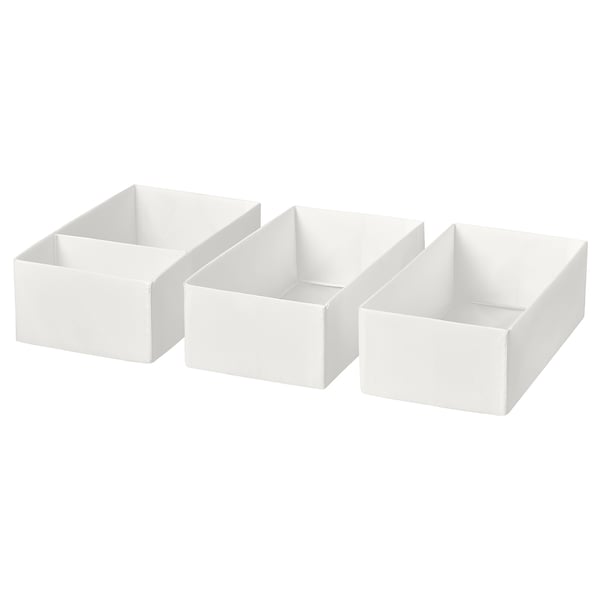 Tre vita förvaringslådor i plast arrangerade på rad, var och en identisk i storlek och form, perfekt för att organisera små föremål i lådor eller hyllor.