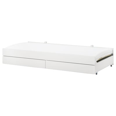 En vit förvaringsmöbel under sängen med två lådor och ribbotten. Modern design, perfekt för platsbesparande.