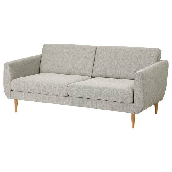 En grå SMEDSTORP soffa i retrostil och modern komfort med mjuka former, skumkuddar, armstöd och konformade ben.