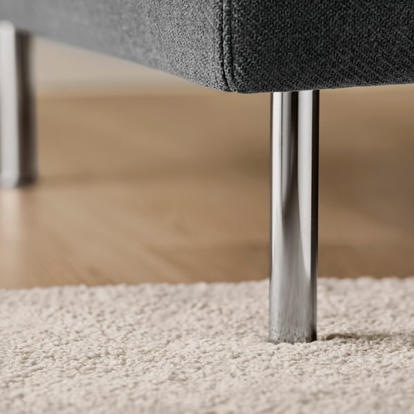 Modern soffa med slanka, stadiga metallben, elegant tygklädsel.