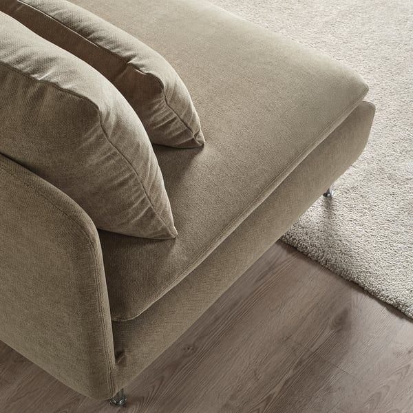 Modern minimalistisk soffa med djupa, stödjande kuddar. Neutralt tyg, höga ben, mjuk textur.