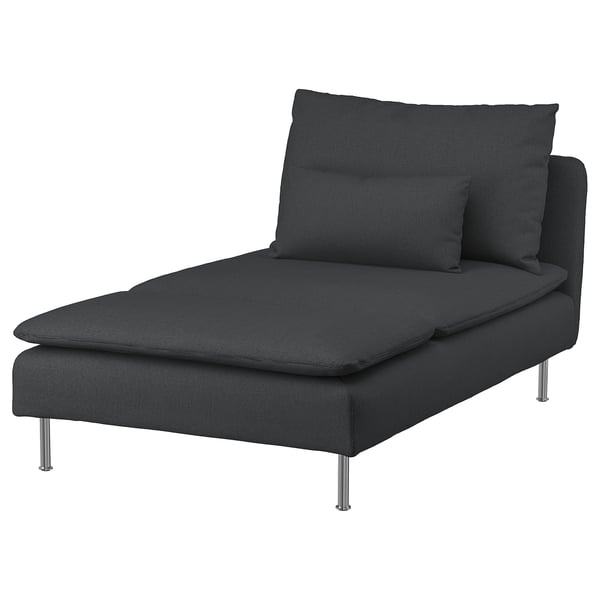 Modern svart schäslong med kuddar, eleganta metallben, djup sits, texturerat mörkgrått tyg, elegant minimalistisk design.