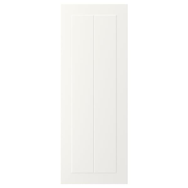 En vit skåpdörr STENSUND. Den har en inramad, räfflad paneldesign. Tillverkad av träfiberskiva, lackerad och fuktbeständig.