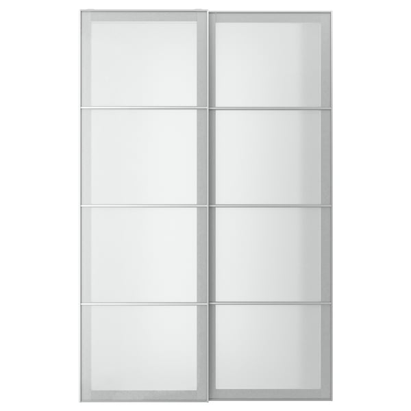 En SVARTISDAL garderob med frostade glasdörrar i vitt. Skjutdörrar med aluminiumram och paneler i härdat glas.