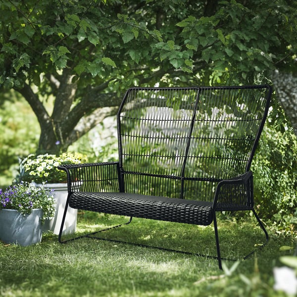 TALLSKÄR svart trädgård loveseat, modern rottingdesign med komfort. Liten, passar under stort träd.