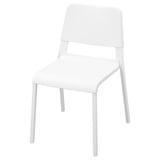 En vit TEODORES-stol, en lätt plastsits och ryggstöd med metallben. Den är stapelbar och robust.