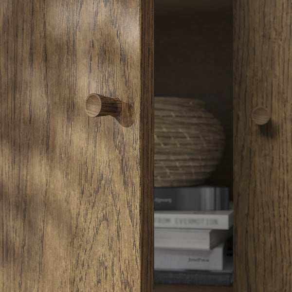 Möbelhandtagen i trä har borstat fanér och knoppar.