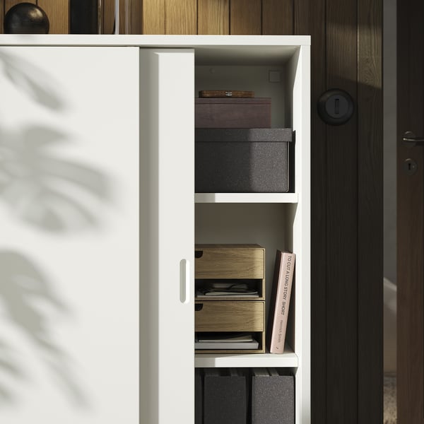 Öppet vitt skåp TONSTAD med förvaringslådor i svart och trä. Hyllplan justerbara, ren design.