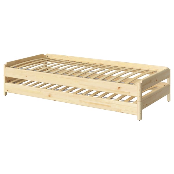 En sängstomme i IKEA UTÅKER i naturfärg. Det är en enkel, rektangulär design med lameller träpaneler som stöd.