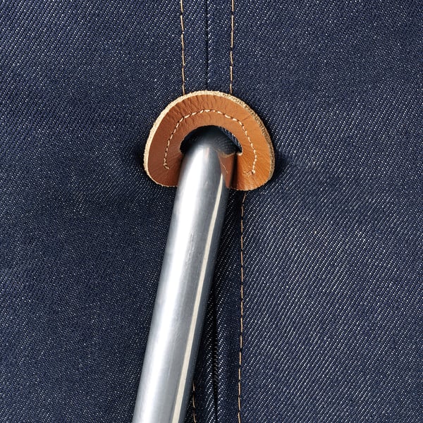 Närbild på välgjord denim stol säng detalj. Slitstarka sömmar och läderaccent som visar kvalitetskonstruktion.