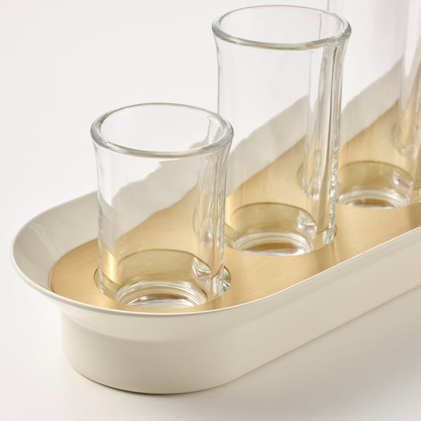 Vaser i klart glas som hålls i metallbricka, elegant och funktionell display.