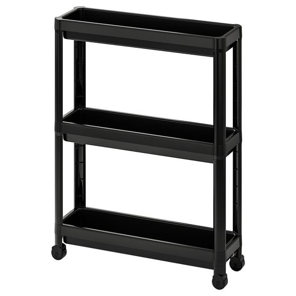 En svart förvaringsvagn i plast i tre nivåer på hjul.