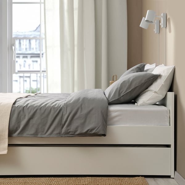 Minimalistisk sängram med utdragbar, perfekt för extra gästutrymme. Rena linjer, vägg eller fristående uppställning.