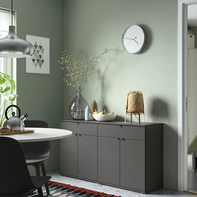 Modern matsal med VIHALS sideboard, vas och lampa.