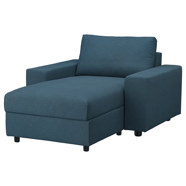 Soffstol i blått tyg med vinklad sits och rygg, fyra mörka ben, modern design.