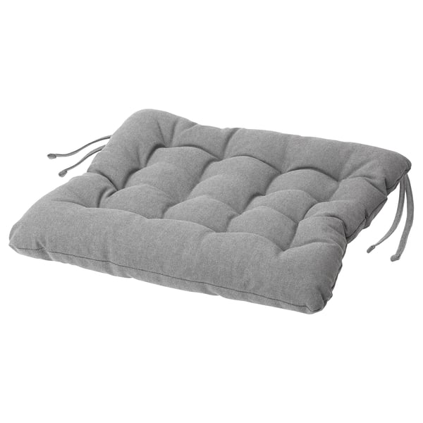 En grå, rektangulär stolsdyna i vippart. Den har en quiltad design med knytband på varje sida. Materialet är bomull och polyester.
