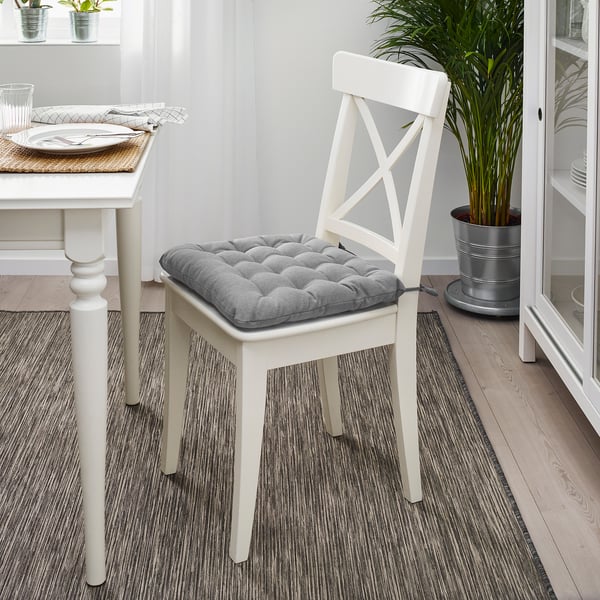 Vit plysch sittstolsdyna för matstol, elegant komfort.