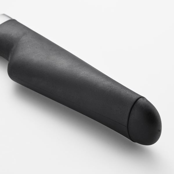 Närbild av ett knivhandtag av hög kvalitet. Slät, mörk plast med robust, ergonomisk design. Del av en vass, hållbar kökskniv.