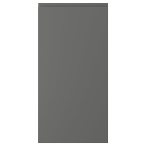 En grå, rektangulär skåpslucka med en slät, minimalistisk design. Den har integrerade handtag och är en del av VOXTORP-serien.
