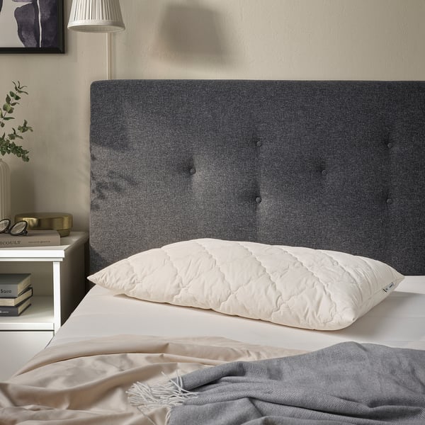Cosy bedroom: grey RÅDHUSVIN pillow on bed, soft white creating contrast, simply designed, fitting well with bed.
