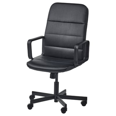 Black office chair with armrests, adjustable height and casters, upholstered in fabric.