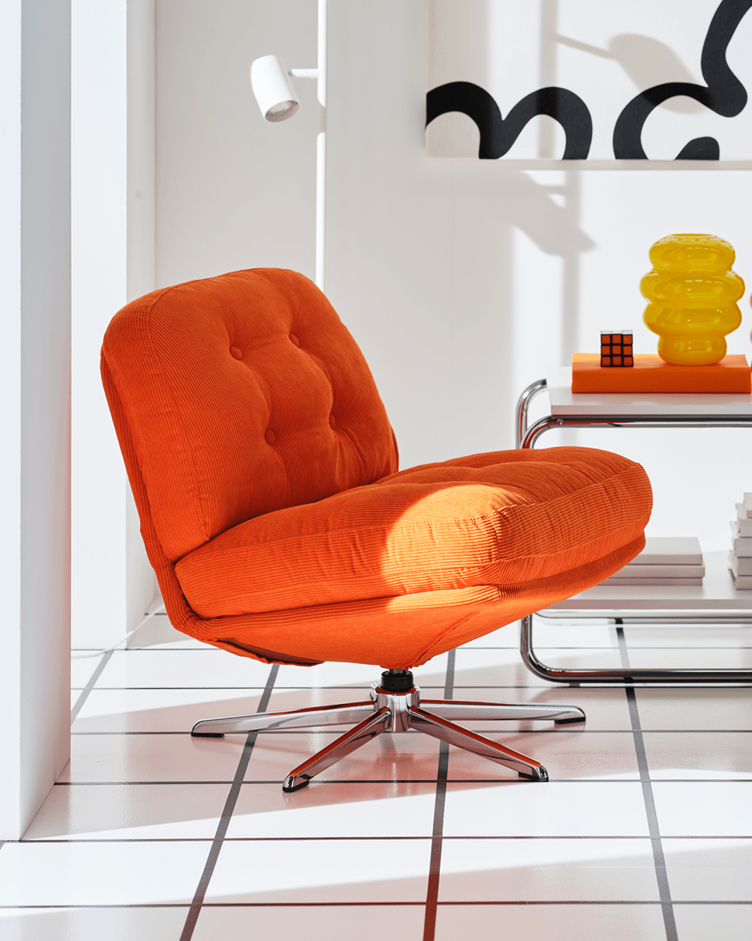 A colour cutout of the DYVLINGE swivel chair transforms into a colour image of the chair against a white roomset backdrop.