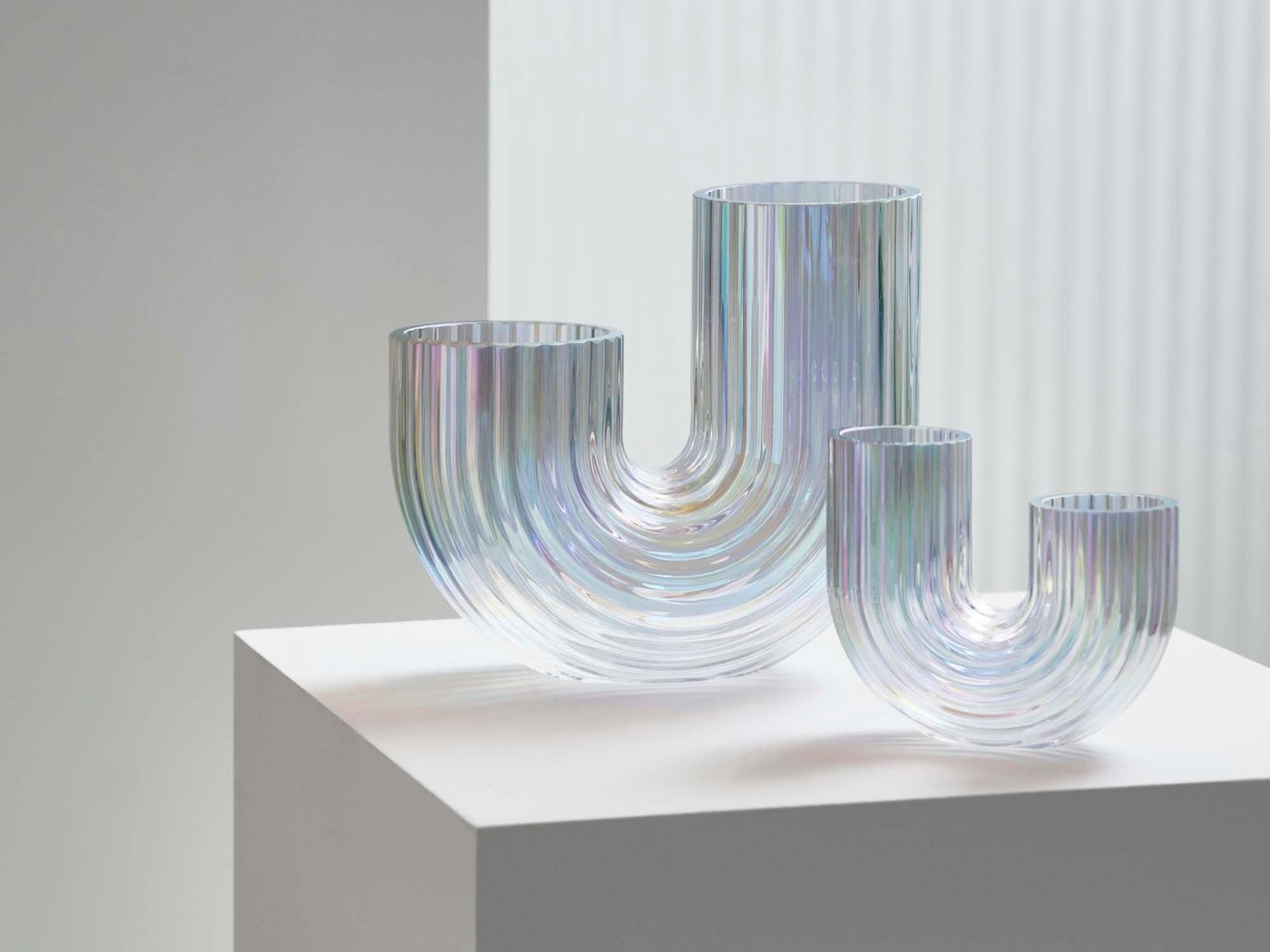 Two curved RÄFFELBJÖRK vases on a pedestal.