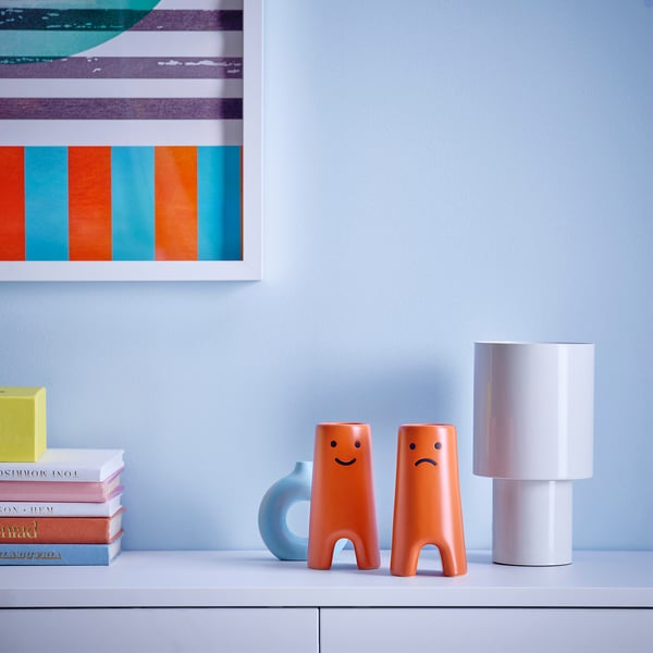 Two FRÖVÄXT vases on table, with lamp and books.
