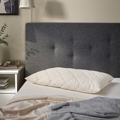 Cosy bedroom: grey RÅDHUSVIN pillow on bed, soft white creating contrast, simply designed, fitting well with bed.