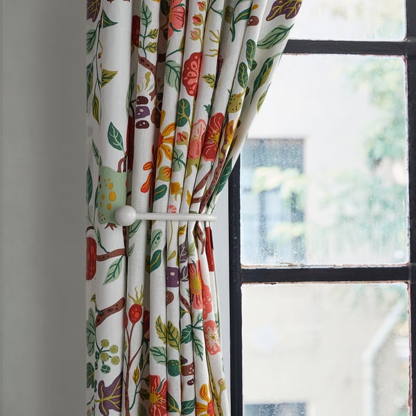 Floral RÖRNICKA curtain tie-backs in white with colourful flowers, leaves. Small, stylish, securing curtains to window.
