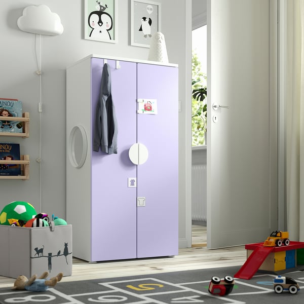 Kids room with light purple SMÅSTAD wardrobe and toys.