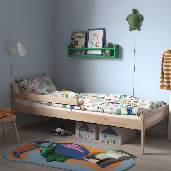 Kids room with SNIGLAR bed, colourful decor, green shelf, turtle lamp, magic rug.