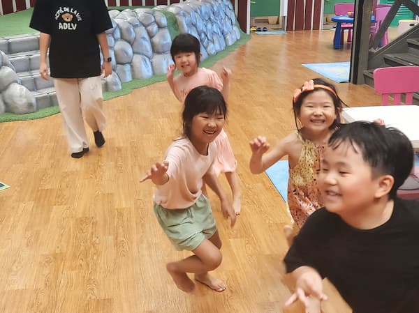 아이들이 노는 모습